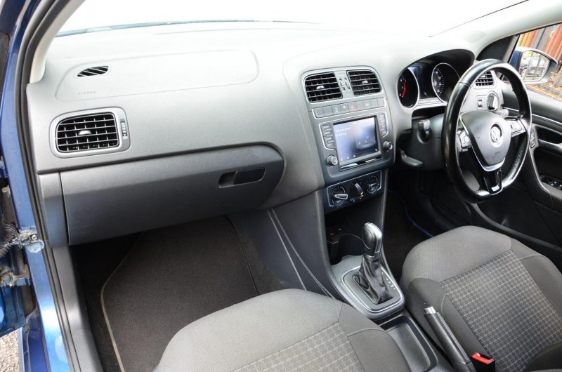 VOLKSWAGEN POLO