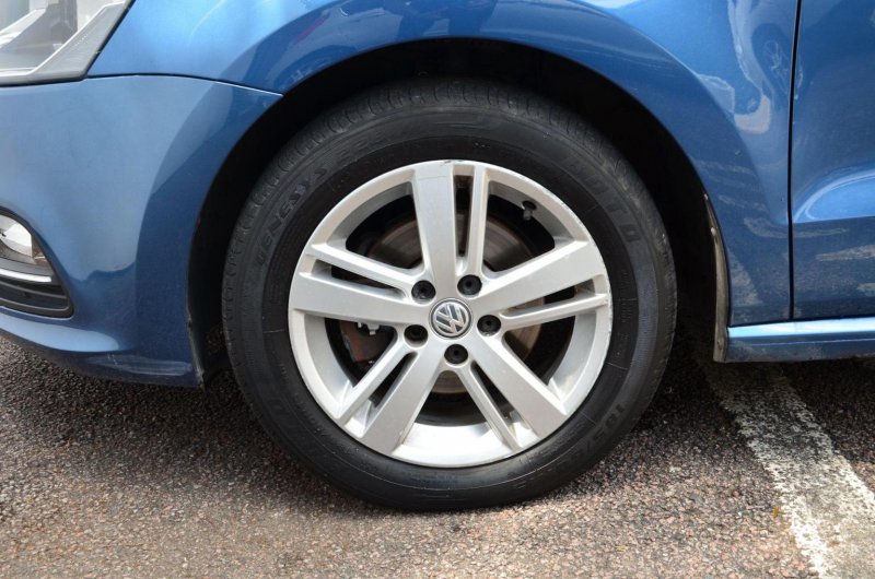 VOLKSWAGEN POLO