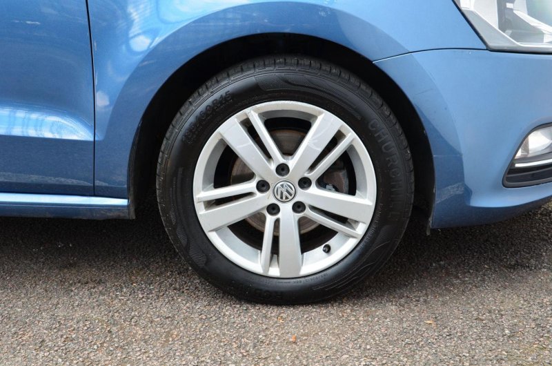 VOLKSWAGEN POLO