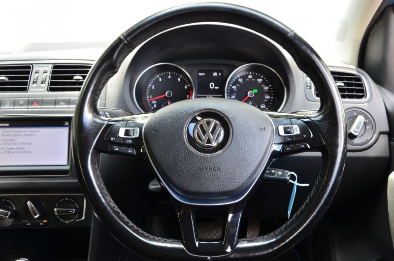 VOLKSWAGEN POLO